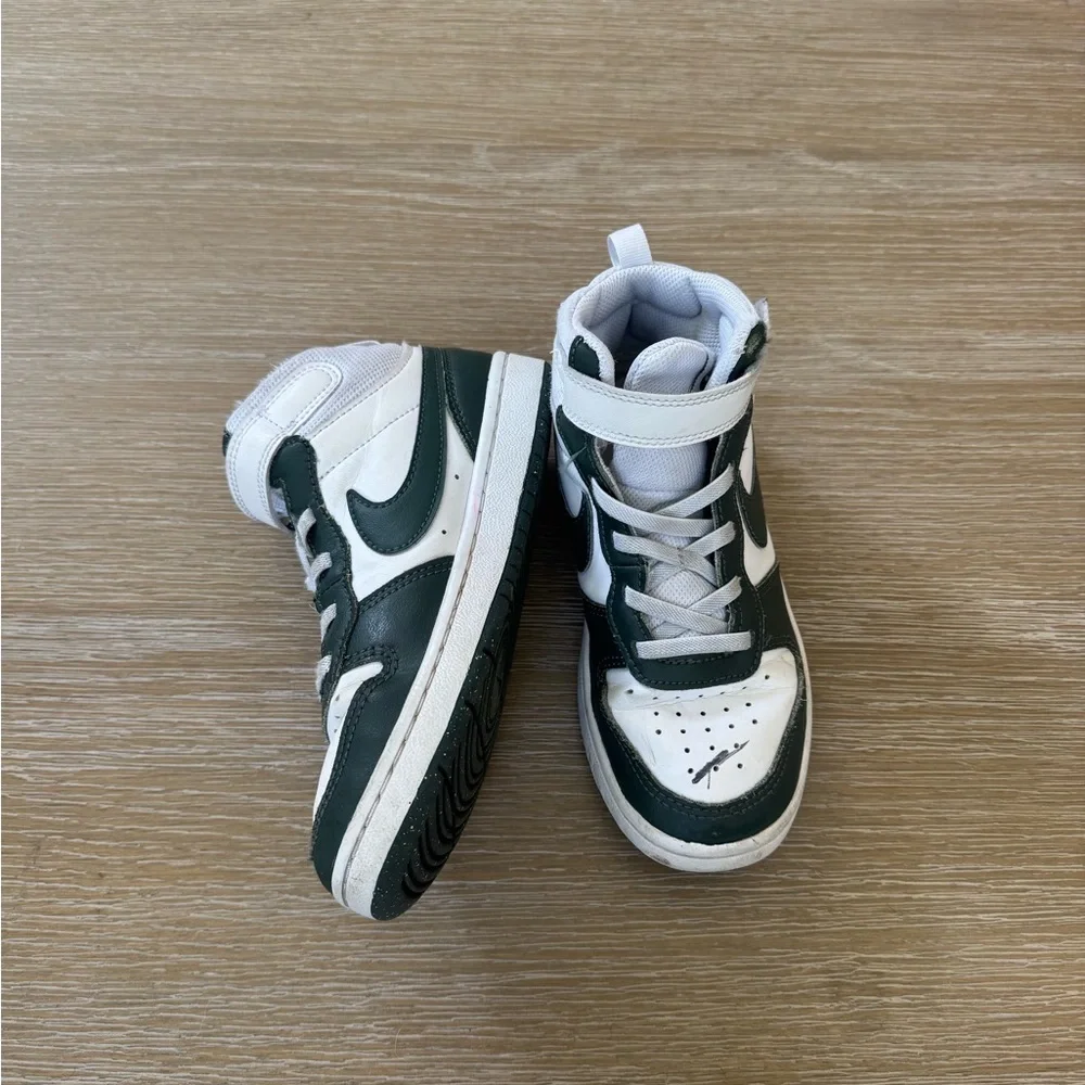 Nike boys Court Borough Mid 2 High Top Velcro strap Sneaker shoes size 1 big kid - Picture 5 of 8